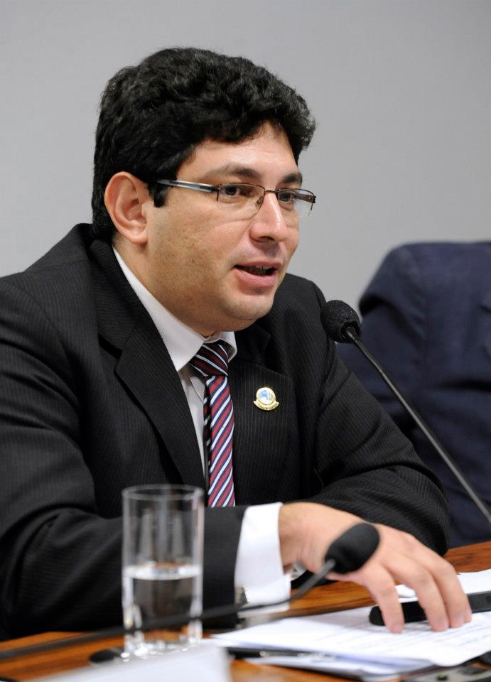 Joanisval Gonçalves falando ao microfone em uma reunião