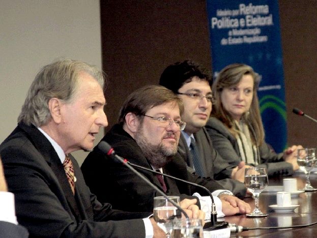 Participação em uma mesa de debate
