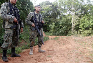  Militares hacen guardia hoy, jueves 22 de septiembre de 2011, en la zona rural de Capitán Giménez, en Concepción (Paraguay). Dos agentes murieron durante un ataque perpetrado por el autodenominado Ejército del Pueblo Paraguayo (EPP) contra un puesto policial cerca de la medianoche del miércoles contra la subcomisaría del poblado de Capitán Giménez, a 400 kilómetros al norte de Asunción, confirmó el ministro paraguayo del Interior, Carlos Filizzola.  Andrés Cristaldo / EFE