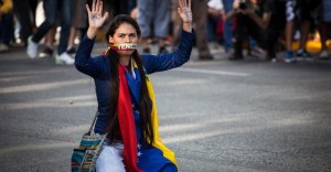 16fev2014---manifestante-participa-de-protesto-em-altamira-regiao-metropolitana-de-caracas-venezuela-exigindo-a-libertacao-dos-estudantes-presos-em-manifestacoes-anteriores-neste-domingo-16-1392613640